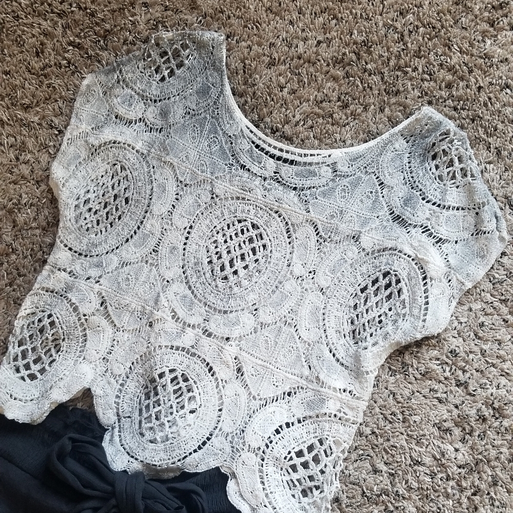 Gradient gray and beige crochet top and black palazzo, very elegant look.